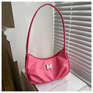 Détail du sac hobo rose en PU souple avec boucle papillon argentée et texture plissée