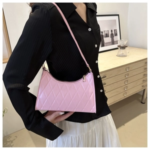 Vue détaillée du sac porté épaule rose avec surpiqûres en losanges et zip doré élégant