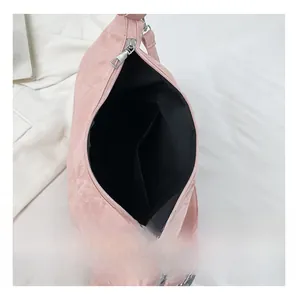 Dettaglio dell'interno della borsa in pelle rosa con fodera nera e cerniera in metallo argento