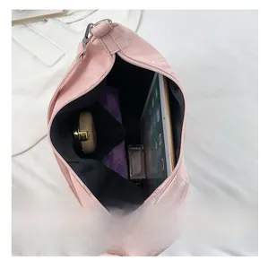 Vista interna della borsa a spalla plissettata rosa con grande capacità per gli oggetti