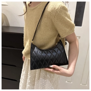 Vue détaillée du sac sous le bras matelassé noir avec motif de losanges surpiqués