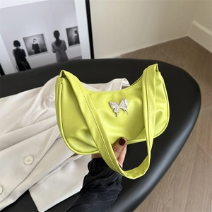 Sac Sous l'Aisselle en Cuir PU Plissé Pour Femmes Avec Ornement Papillon en Métal Petit Sac à Bandoulière Pour Les Déplacements Quotidiens