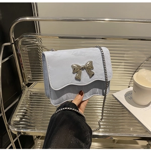 Nahaufnahme der hellblauen Klappentasche mit silberner Schmetterlingsschleife