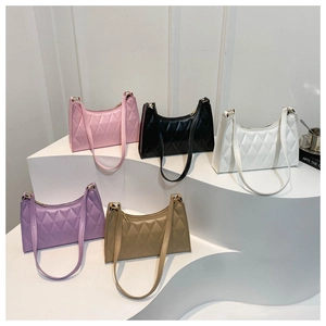 Sacs baguette matelassés en cinq couleurs sur un support blanc pour un look moderne