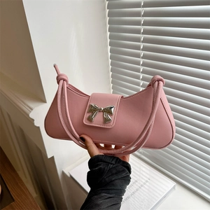 Borsa a spalla rosa a mezzaluna con fibbia a fiocco argento e tracolla con nodi