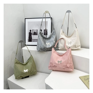 Borse hobo minimaliste in quattro colori con dettagli a farfalla metallica e fiocchi