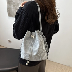 Hellblaue plissierte Beuteltasche mit Schmetterlingsschnalle und Perlenanhängern für Damen
