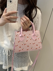 Sac bandoulière rose imprimé cerises avec poignée pour un style féminin tendance