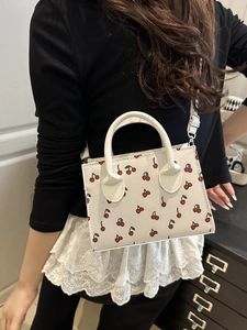Petit sac à main carré blanc chic avec imprimé cerise rouge et détails argentés