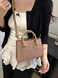 Sac à main rose poudré avec motif cerises, bandoulière réglable et finitions argentées