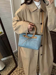 Borsa sottobraccio azzurra strutturata con tasche decorative e finiture dorate