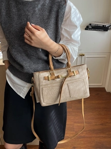 Elegante borsa a tracolla beige testurizzata con manici marroni e dettagli dorati
