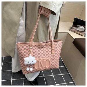 Sac cabas rose matelassé avec motif M et breloque nuage en peluche blanche style urbain