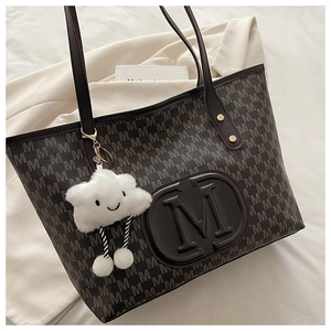 Détail du sac cabas marron à motif M avec une jolie peluche en forme de nuage