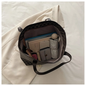 Intérieur spacieux du sac cabas montrant le rangement pour tablettes et accessoires