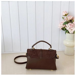 Détail du sac à main marron café en cuir mat avec patchwork de suède et finitions dorées