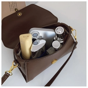 Détails de l'intérieur du sac à main marron avec poche zippée et fermoir doré élégant