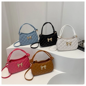 Vue détaillée de sacs demi-lune matelassés avec boucles papillon dorées en cinq couleurs