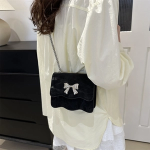 Elegante schwarze Samt-Umhängetasche mit silberner Schmetterlingsschnalle und Kette