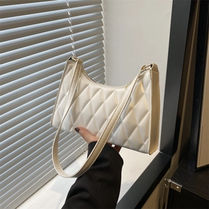 Sac à épaule blanc élégant pour femme avec motif matelassé et design rectangulaire brillant