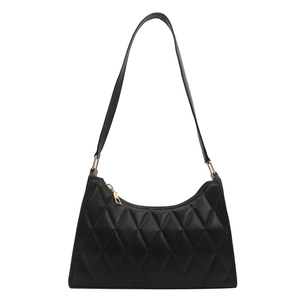Sac à bandoulière matelassé noir classique avec détails dorés et cuir minimaliste