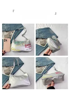 Vista dettagliata della borsa a mezzaluna argento con graffiti vintage e catena in metallo