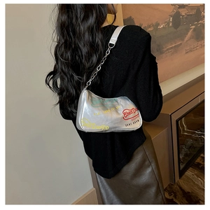 Borsa a spalla argento metallizzato con scritte graffiti e catena alla moda