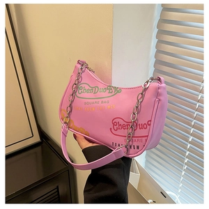 Dettaglio della borsa sottobraccio rosa a mezzaluna con stampa di lettere e catena
