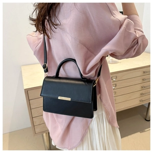 Modieuze zwarte kunstlederen crossbody tas met gouden metalen accent en zijplooien