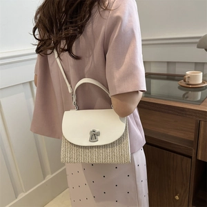 Elegante borsa a tracolla in paglia con patta in pelle bianca e chiusura in metallo