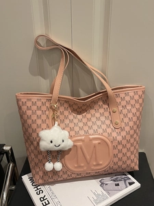 Sac Fourre-Tout en Cuir PU Imprimé Monogramme pour Femme Sac à Épaule Lettre M avec Pendentif Nuage en Peluche Mode