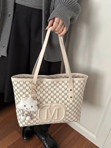 Sac fourre-tout matelassé beige à motif M avec pendentif nuage blanc pour femmes