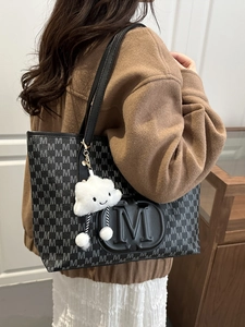 Sac fourre-tout noir chic avec motifs M et charmant pendentif nuage en peluche blanc