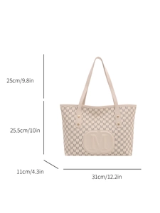 Sac fourre-tout beige matelassé avec motif M et dimensions détaillées pour usage quotidien
