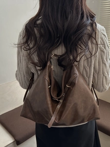 Grand sac cabas en cuir marron souple avec texture vintage et bandoulière réglable