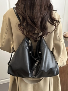 Grand sac fourre-tout en cuir brillant noir avec fermetures éclair dorées et œillets