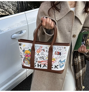 Sac fourre-tout tendance avec graffitis colorés et anses en cuir marron en extérieur