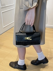 Sac à bandoulière carré noir à texture tissée avec boucle en métal doré élégante