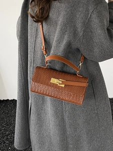 Sac bandoulière marron pour femme en texture tressée avec boucle en métal et forme rectangulaire