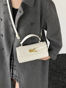 Sac à main blanc minimaliste à texture tressée avec boucle dorée et poignée pour femme