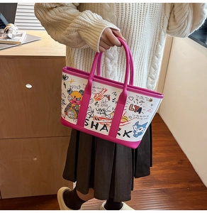 Détail du sac cabas en toile avec garniture en cuir rose et motifs graffiti colorés
