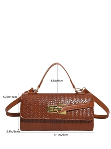 Sac à main marron tissé avec fermoir métallique et dimensions sur fond blanc
