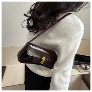 Vue détaillée du sac porté épaule en cuir verni marron foncé avec fermoir doré