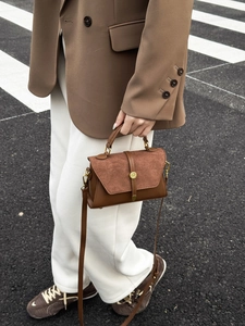 Sac à main minimaliste en cuir mat marron avec boucle dorée vintage et longue lanière