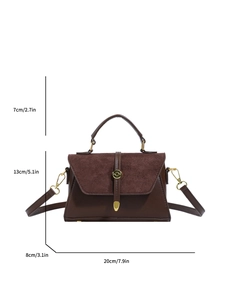 Sac à main patchwork marron givré avec poignée et finitions dorées sur fond blanc neutre