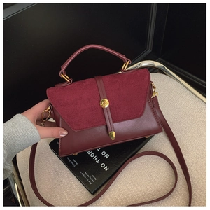 Elegante burgunderrote Patchwork-Schultertasche mit mattem Finish und goldenen Beschlägen