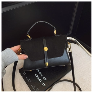 Elegante schwarze Handtasche aus mattem Leder mit Metallschnalle und Schultergurt