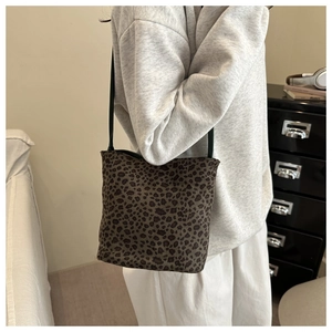 Dettaglio borsa a secchiello leopardata con texture in velluto opaco di alta qualità