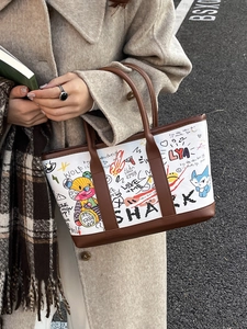 Grand sac cabas en toile graffiti avec poignées en cuir marron pour le trajet quotidien femme