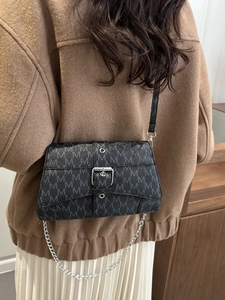 Fashionable black chain crossbody bag with M-letter print and silver metal buckle